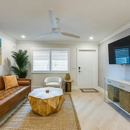 Naples Studio 1 Block To Beach And Restaurants!